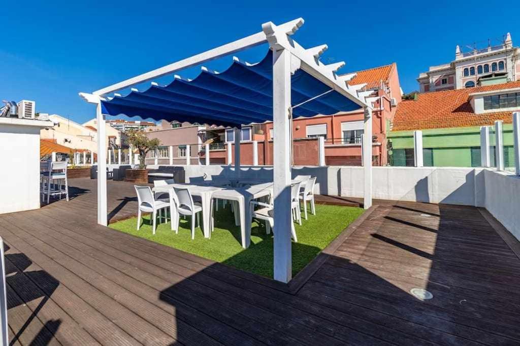 een terras met een tafel en stoelen bij Lisbon Terrace Suites Special for Groups in Lissabon