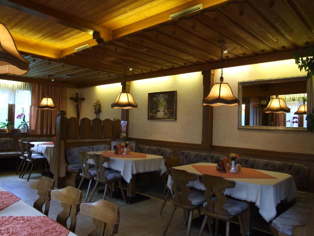 Ferienwohnung Hohe Wand في هيليغنبلت: غرفة طعام مع طاولات وكراسي وأضواء
