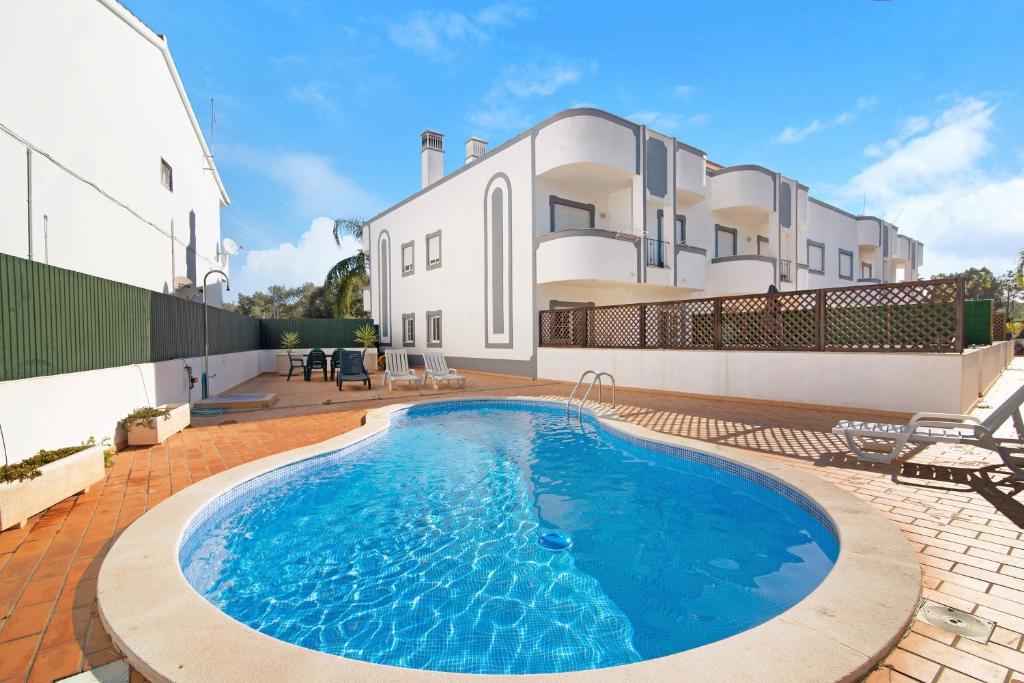 una piscina frente a una casa en Apartment Sunset en Almancil