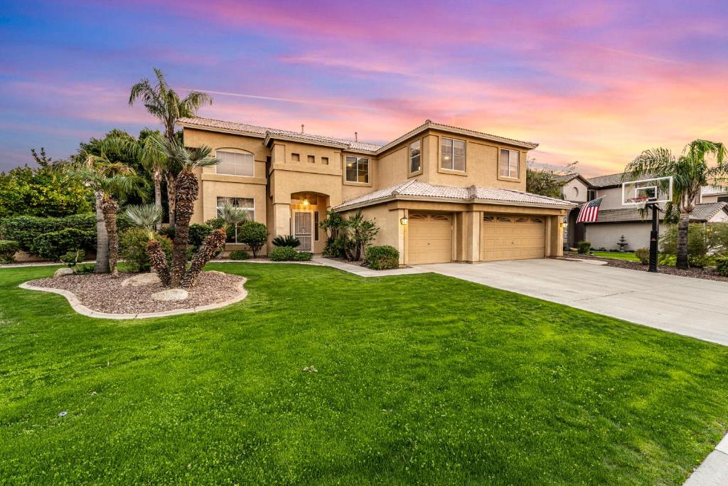 una casa grande con un patio verde en The Oasis at Terramar, en Peoria