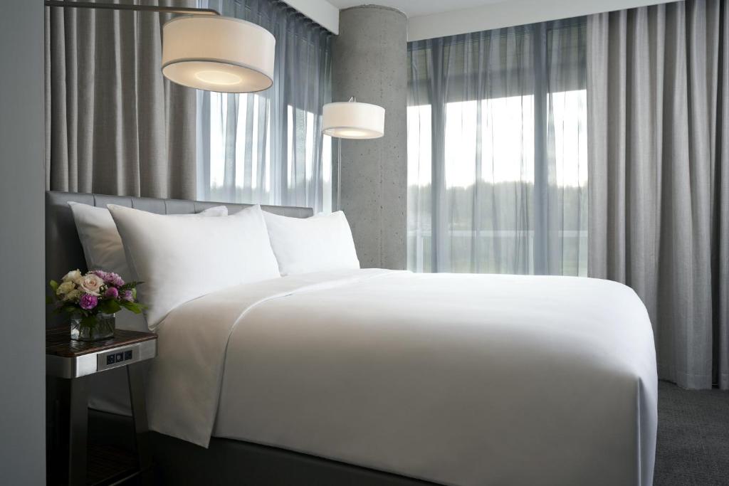 Postel nebo postele na pokoji v ubytování Archer Hotel Seattle/Redmond