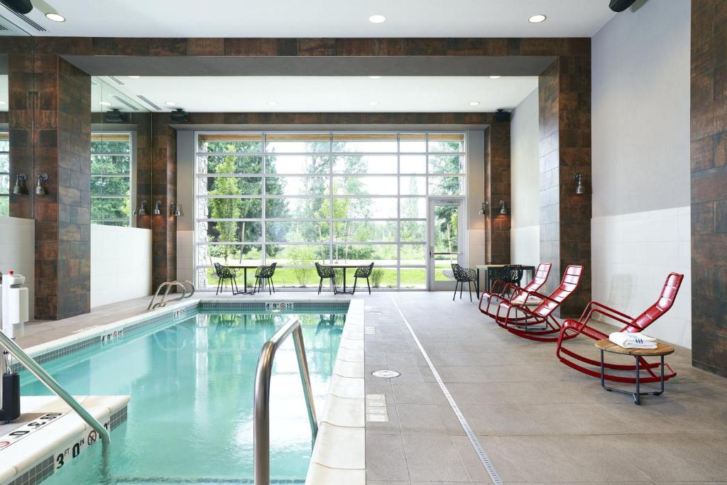 Bazén v ubytování Archer Hotel Seattle/Redmond nebo v jeho okolí