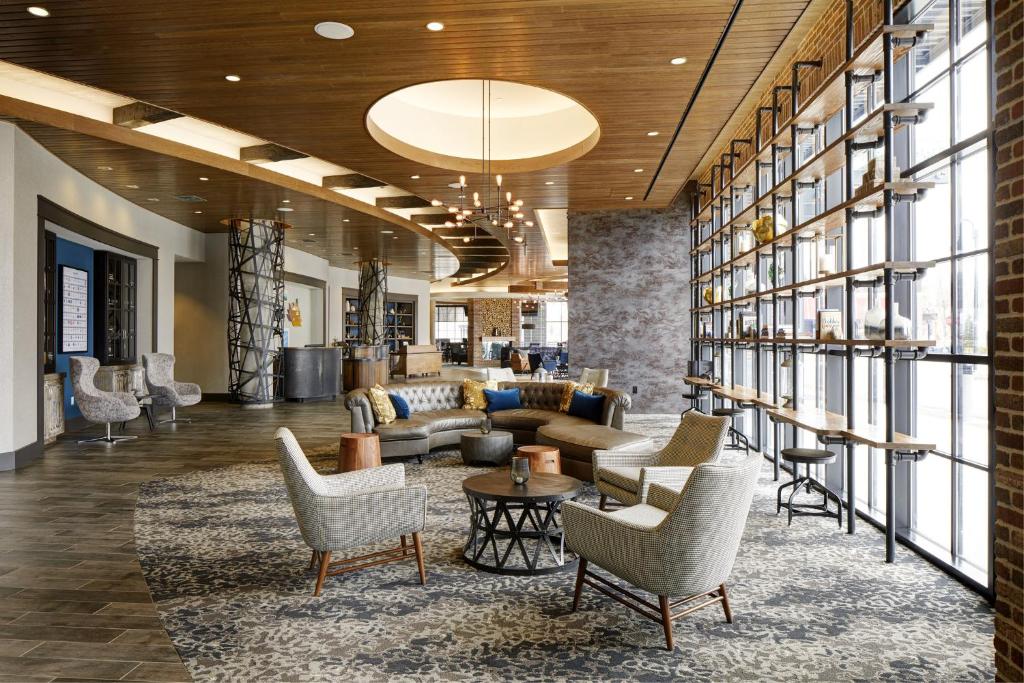 een lobby met banken en stoelen in een gebouw bij Archer Hotel Boston/Burlington in Burlington