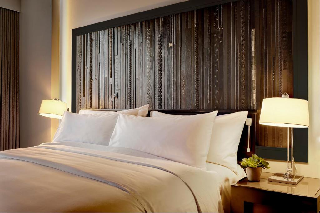 Postel nebo postele na pokoji v ubytování Archer Hotel Austin