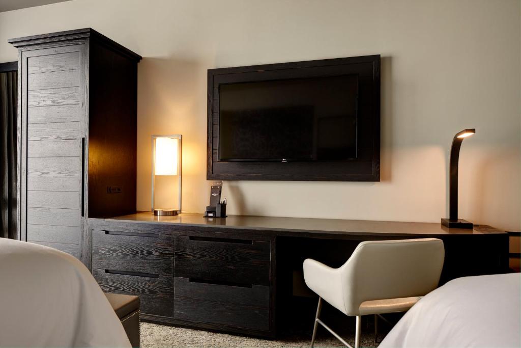 TV a/nebo společenská místnost v ubytování Archer Hotel Austin