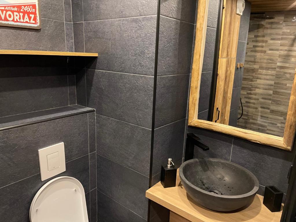 łazienka z umywalką i toaletą w obiekcie Avoriaz Malinka w mieście Avoriaz