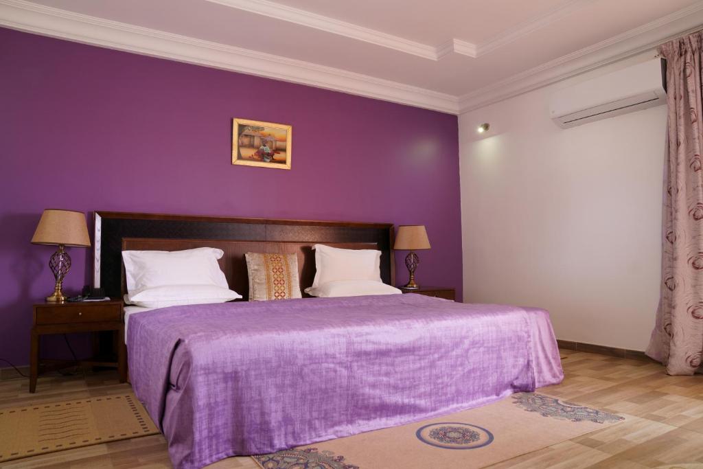 a purple bedroom with a bed with a purple blanket at Le Feto 2 in Dakar