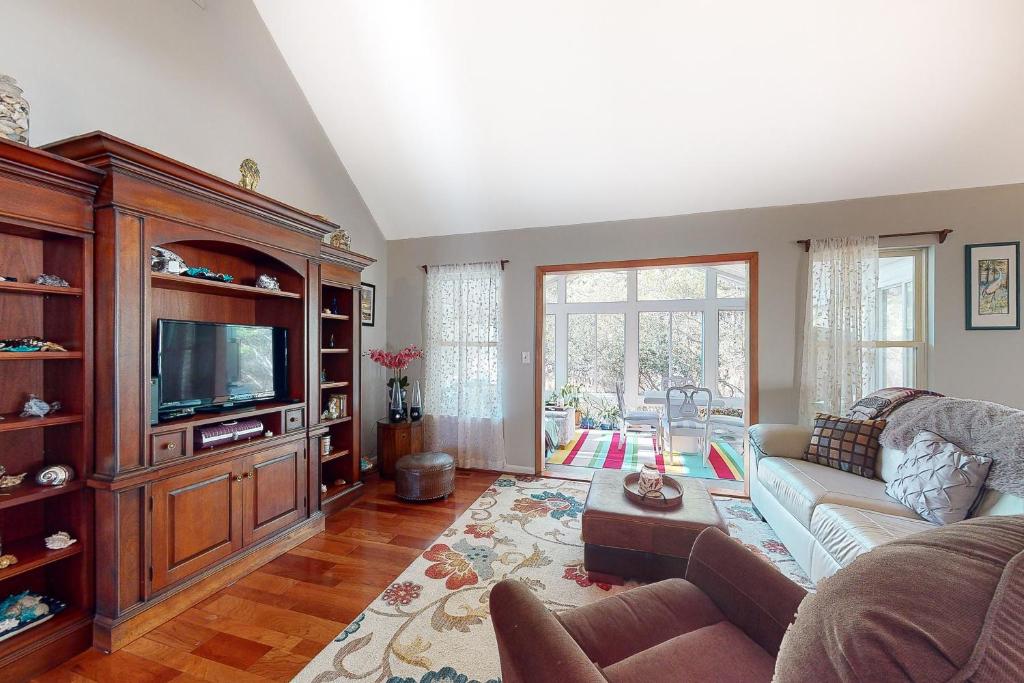 Una sala de estar con un sofá y un televisor. en Bethany Bay - 37278 Fox Dr, en Ocean View