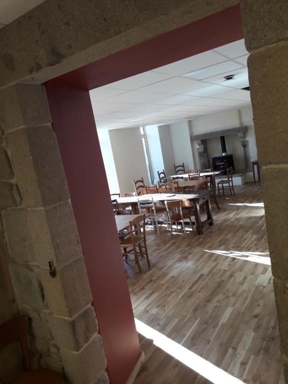 Restauracja lub miejsce do jedzenia w obiekcie A la belle étoile