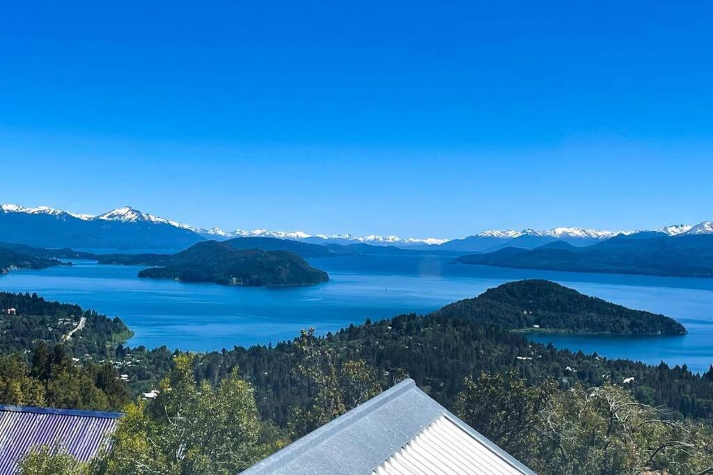 widok na jezioro z górami w tle w obiekcie Casa de Montaña Cerro Otto. Aventurate! w mieście Bariloche