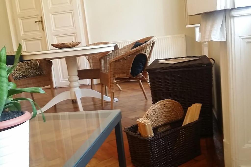 Posedenie v ubytovaní AIRAM Apartment CENTER BUDAPEST 120m2