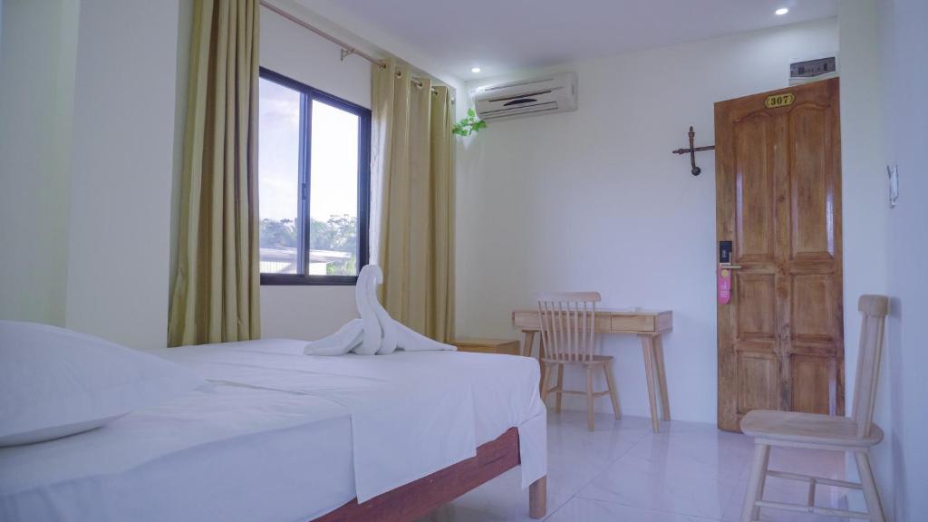 Llit o llits en una habitació de Speed 8 Inn Moalboal