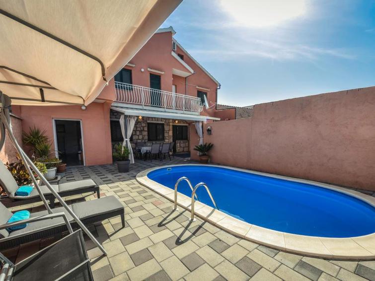 Bazén v ubytovaní Villa Mila Biograd na Moru-Polača alebo v jeho blízkosti