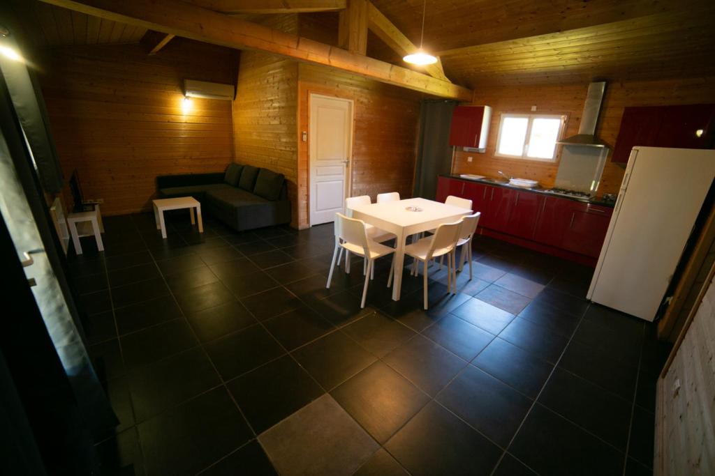 Kuchyň nebo kuchyňský kout v ubytování Lodge Hôtel & Spa Les Voiles du Grand Large