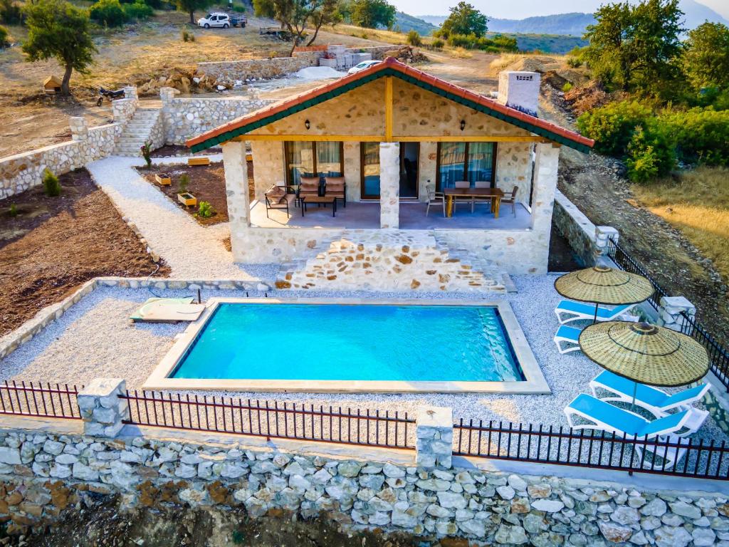 una vista aérea de una casa con piscina en VILLA TERAS, en Adrasan