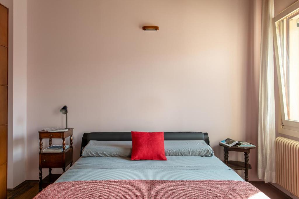 Posteľ alebo postele v izbe v ubytovaní Wondrous Palazzetto 1619 in Magical Burano Island