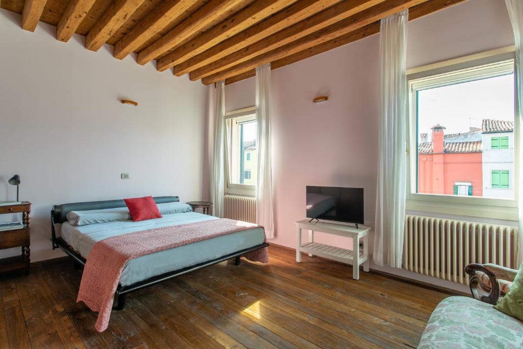 Posteľ alebo postele v izbe v ubytovaní Wondrous Palazzetto 1619 in Magical Burano Island