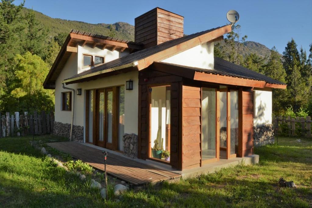 una casa pequeña con porche y puertas de cristal en Casa Lali en Lago Puelo