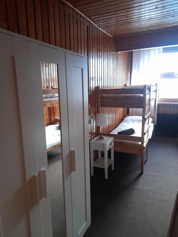 Postel nebo postele na pokoji v ubytování SCHRONISKO GOŚCINIEC RÓWNICA