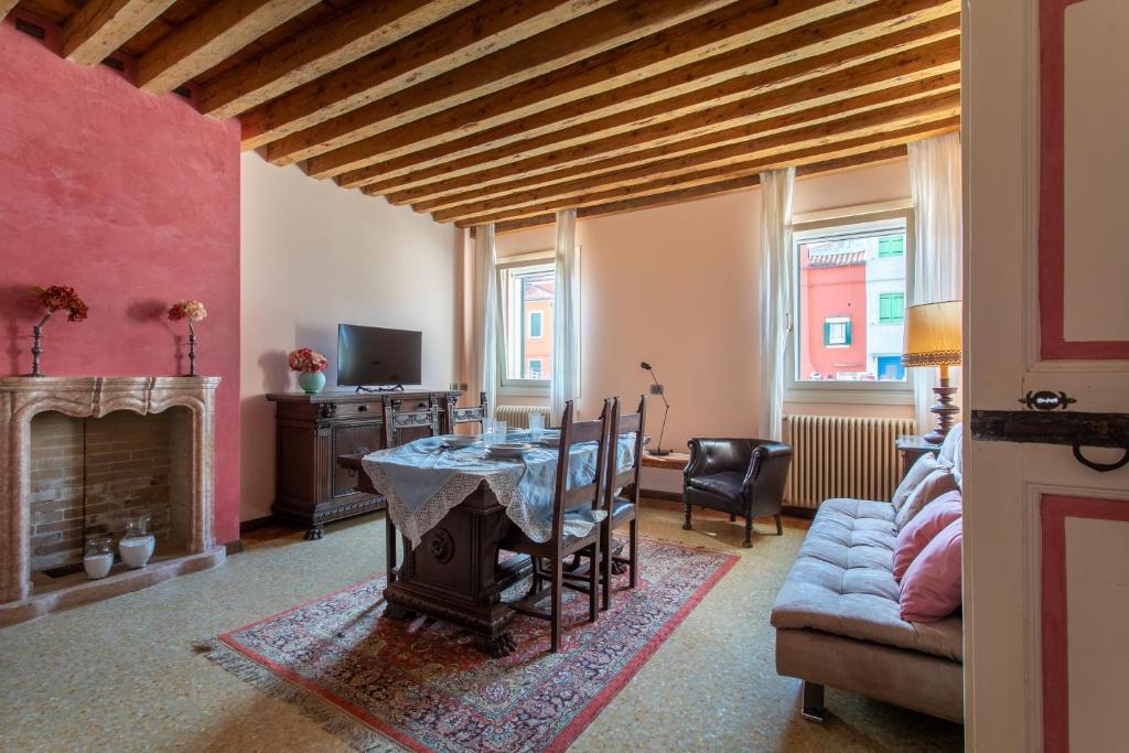 Televízia a/alebo spoločenská miestnosť v ubytovaní Wondrous Palazzetto 1619 in Magical Burano Island