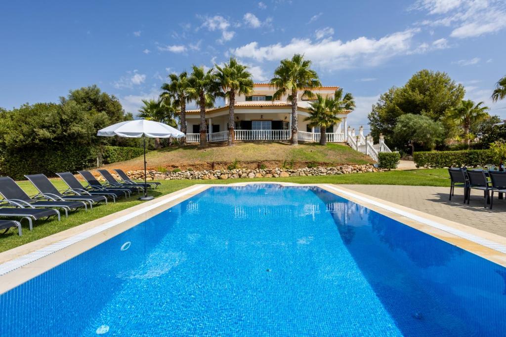 Bazén v ubytování Luxury Algarve Villa 4 Bedrooms Villa Salvador Pool Table Private Pool Pera nebo v jeho okolí