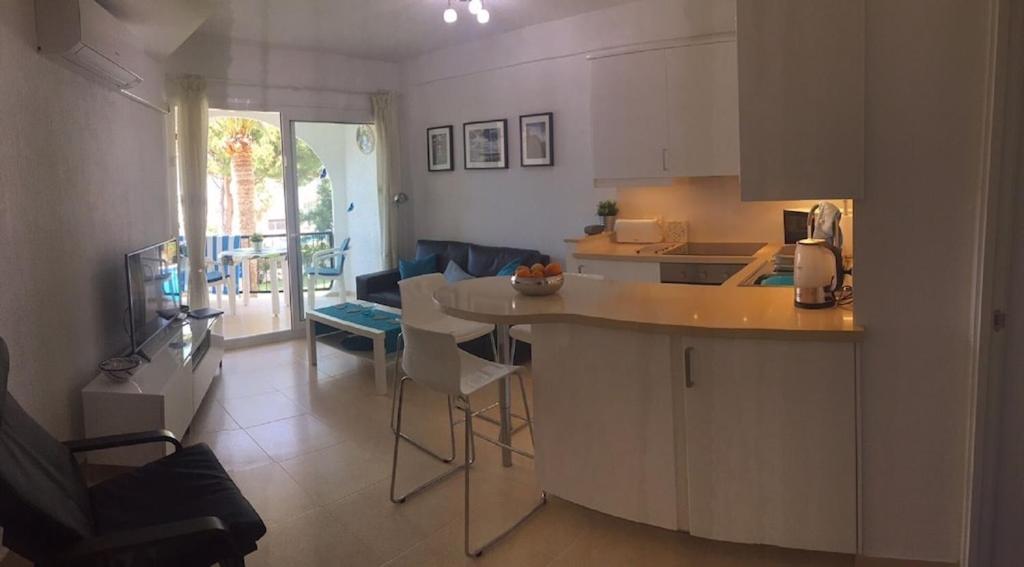 Kuchyňa alebo kuchynka v ubytovaní Edificio Verdemar - Stunning 1 bed apartment with pool & sea views