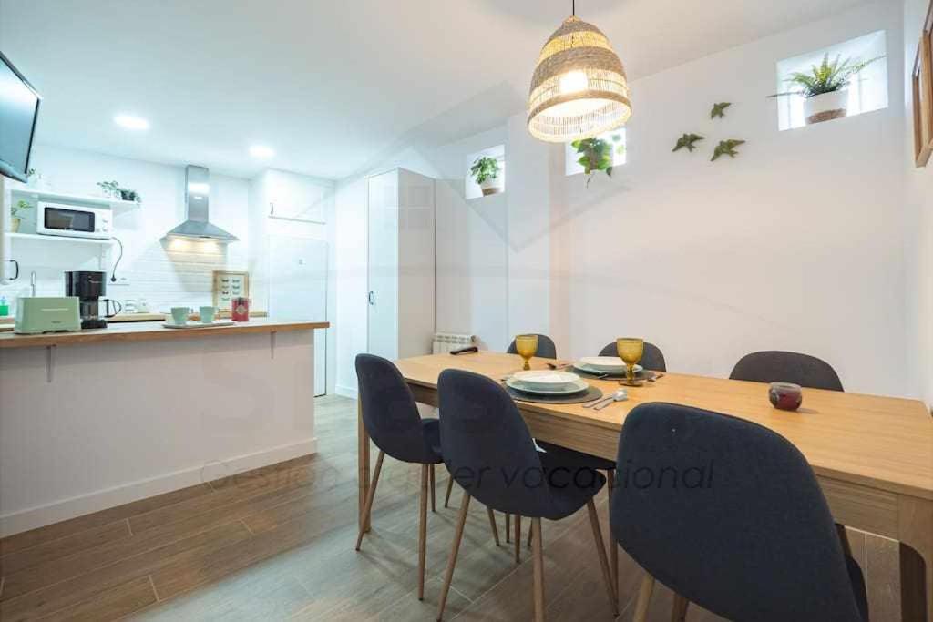 eine Küche und ein Esszimmer mit einem Tisch und Stühlen in der Unterkunft Camino a la Playa in Gijón