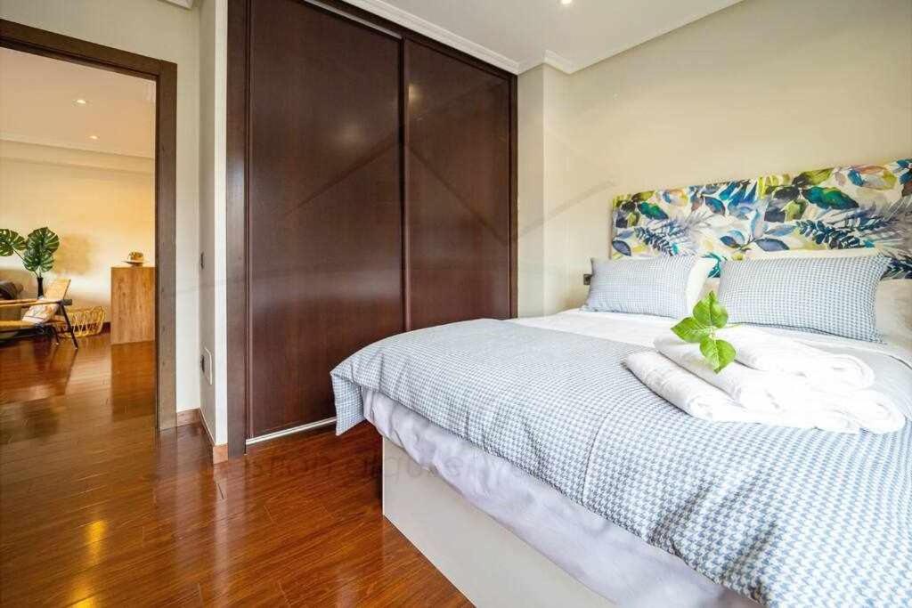 A bed or beds in a room at Silmo Ático By Silastur