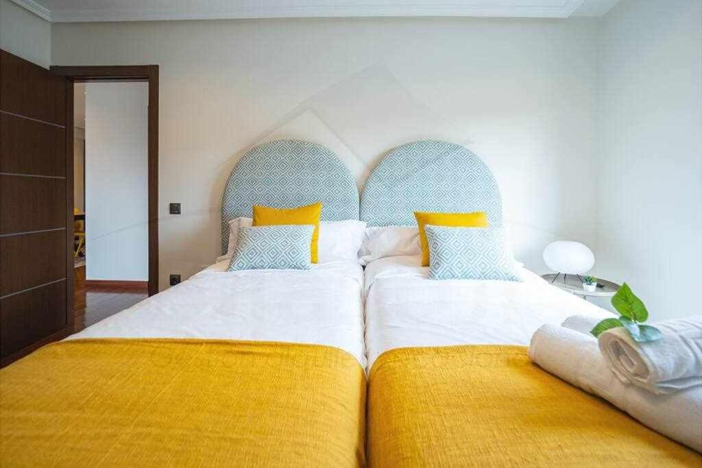 A bed or beds in a room at Silmo Ático By Silastur