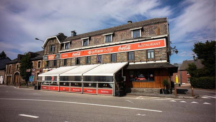 ein Gebäude an der Straßenseite in der Unterkunft Hôtel Francorchamps Pitlane Lodge in Francorchamps