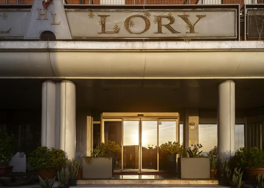 una porta d'ingresso di un edificio con un cartello sopra di Hotel Lory & Ristorante Ferraro a Celano