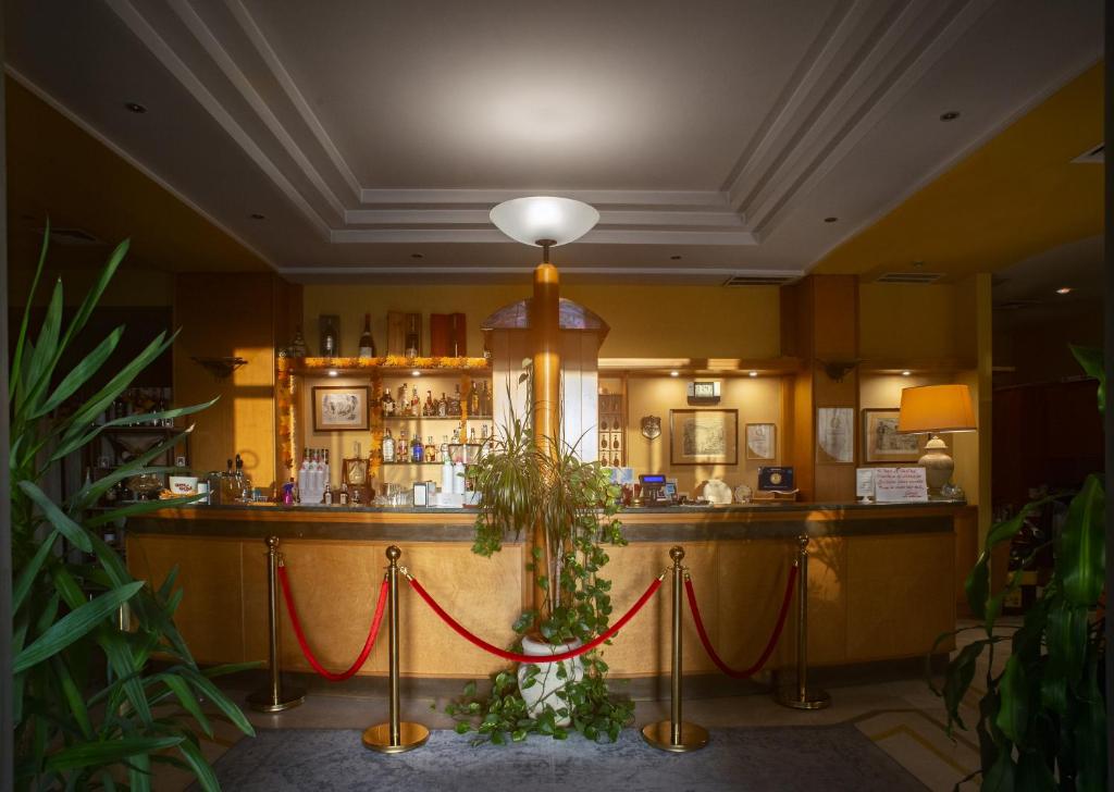 Hotel Lory & Ristorante Ferraro في تشلانو: بار في مطعم فيه شريط احمر