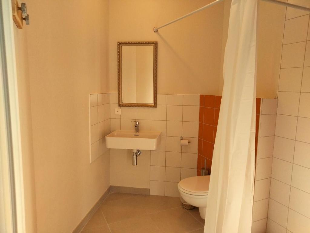 W łazience znajduje się toaleta, umywalka i lustro. w obiekcie A la belle étoile w mieście Mellionnec