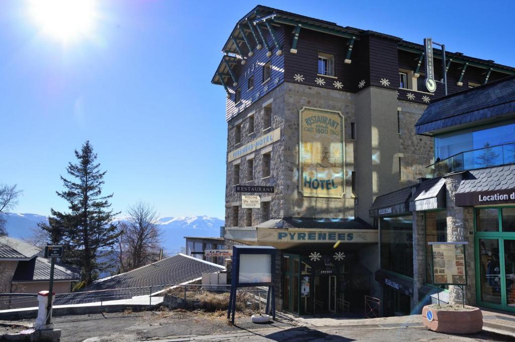 um edifício com um sinal em frente em Hotel des Pyrénées em Font-Romeu