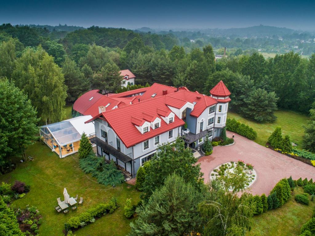 una vista aérea de una casa grande con techo rojo en Rezydencja na Wzgórzu en Lodz