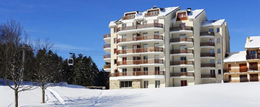 ein großes Apartmenthaus mit Schnee davor in der Unterkunft Chez Lulilo in Ax-les-Thermes