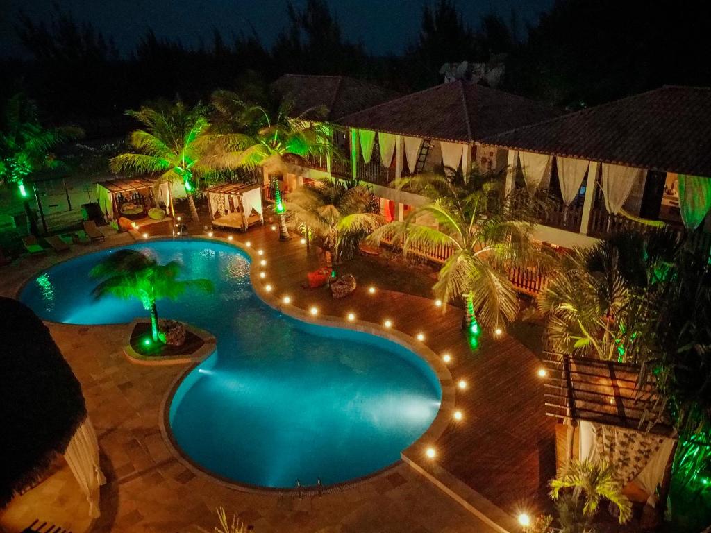 una vista aérea de una piscina por la noche en Camozen Resort & Spa, en Camocim