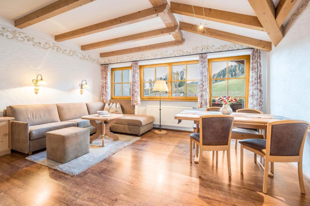 Haus zur Vogelweide App 6 في دوبياكو: غرفة معيشة مع أريكة وطاولة