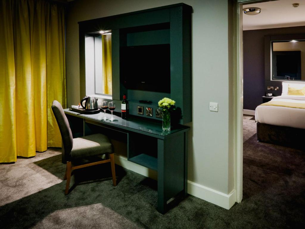 Postel nebo postele na pokoji v ubytování Claregalway Hotel