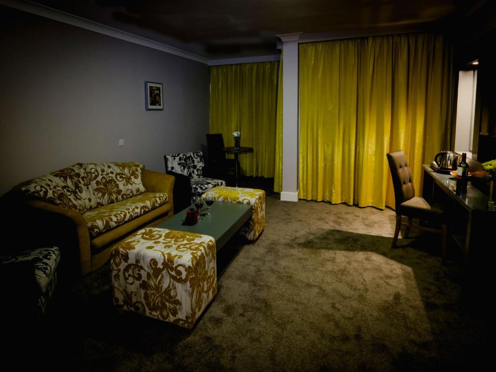 Postel nebo postele na pokoji v ubytování Claregalway Hotel