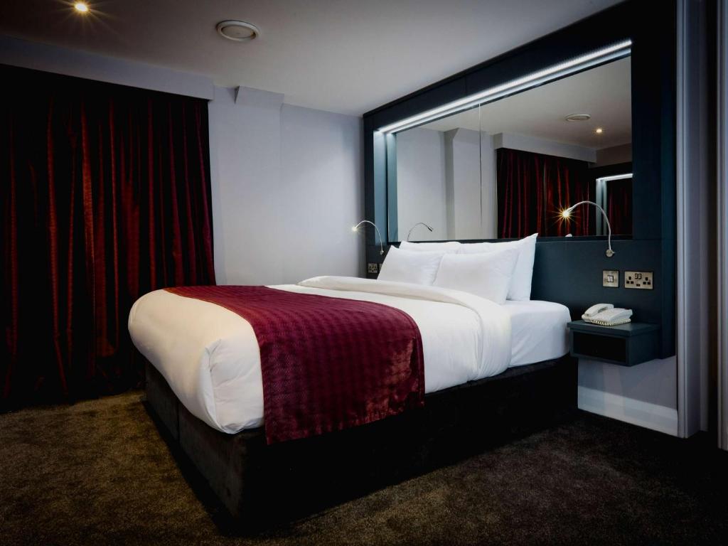 Postel nebo postele na pokoji v ubytování Claregalway Hotel
