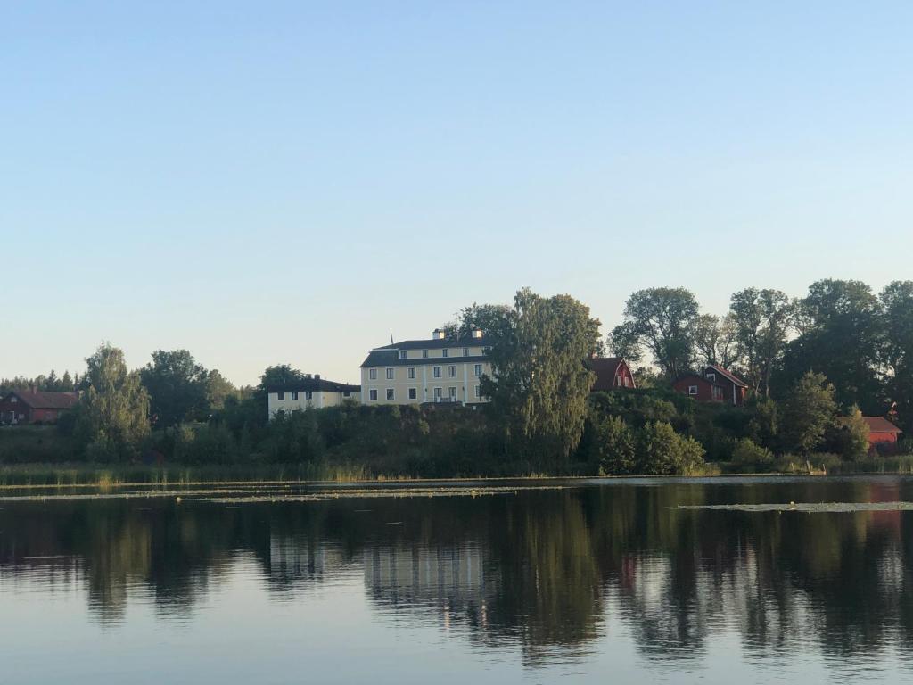una gran casa blanca en la cima de un lago en Gripensnäs Herrgård en Bettna