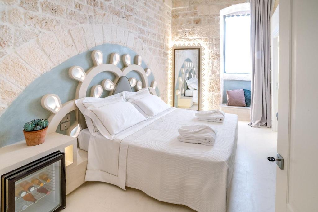 Łóżko lub łóżka w pokoju w obiekcie Palazzo Vico Bianco Raro Villas Homes Collection