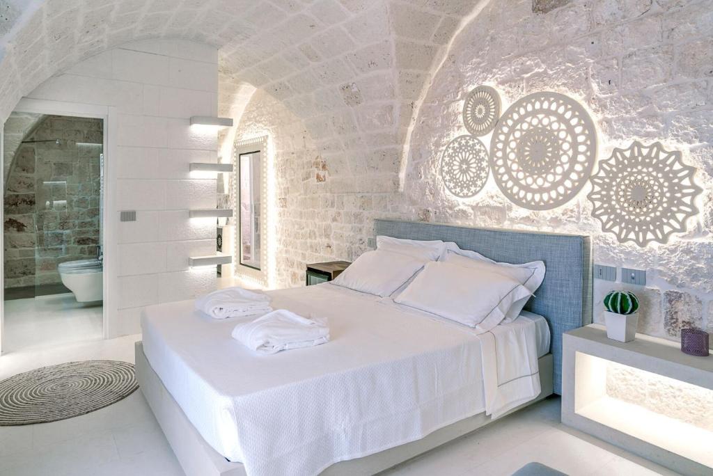 Łóżko lub łóżka w pokoju w obiekcie Palazzo Vico Bianco Raro Villas Homes Collection