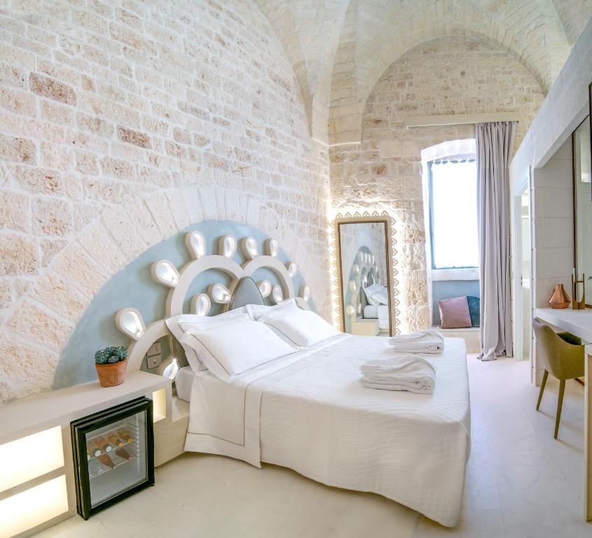 Łóżko lub łóżka w pokoju w obiekcie Palazzo Vico Bianco Raro Villas Homes Collection