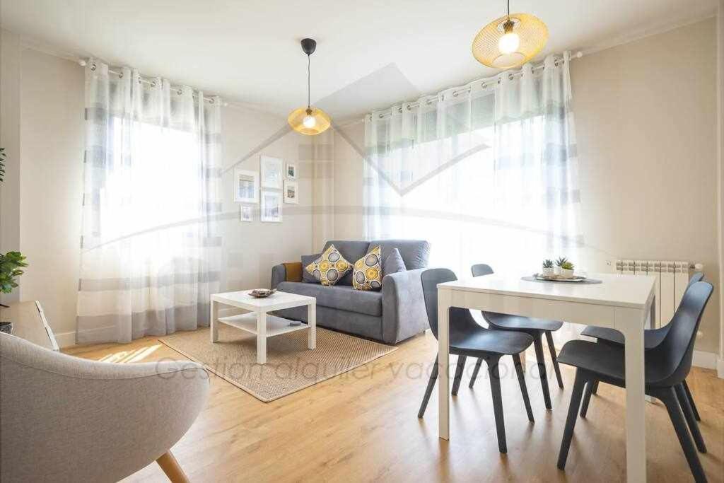 a living room with a table and a couch at Jovial Estación Apartamento in Ribadesella