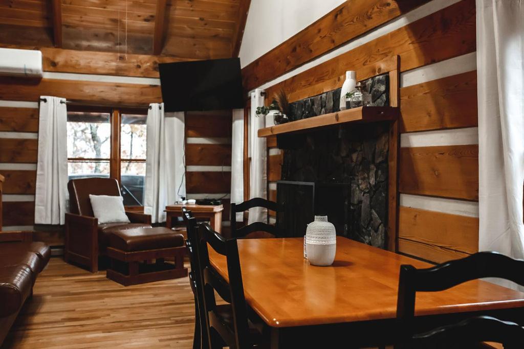 Serenity Ridge Cabin at 36 North - Hot Tub - Housity