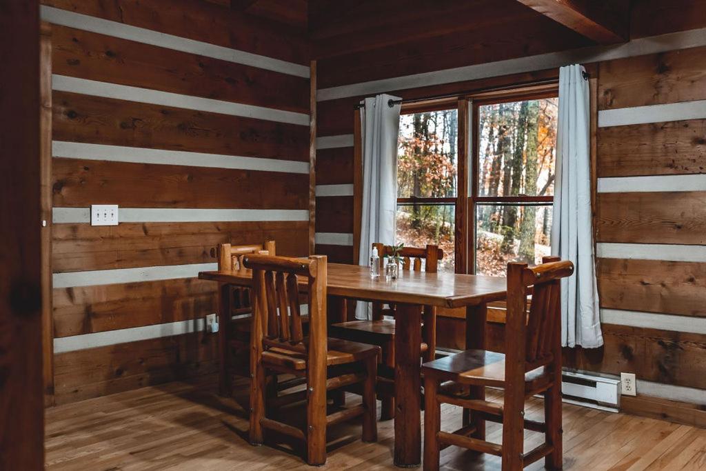 Purlear的住宿－Deer Run Cabin at 36 North - Hot Tub，一间带桌椅和窗户的用餐室