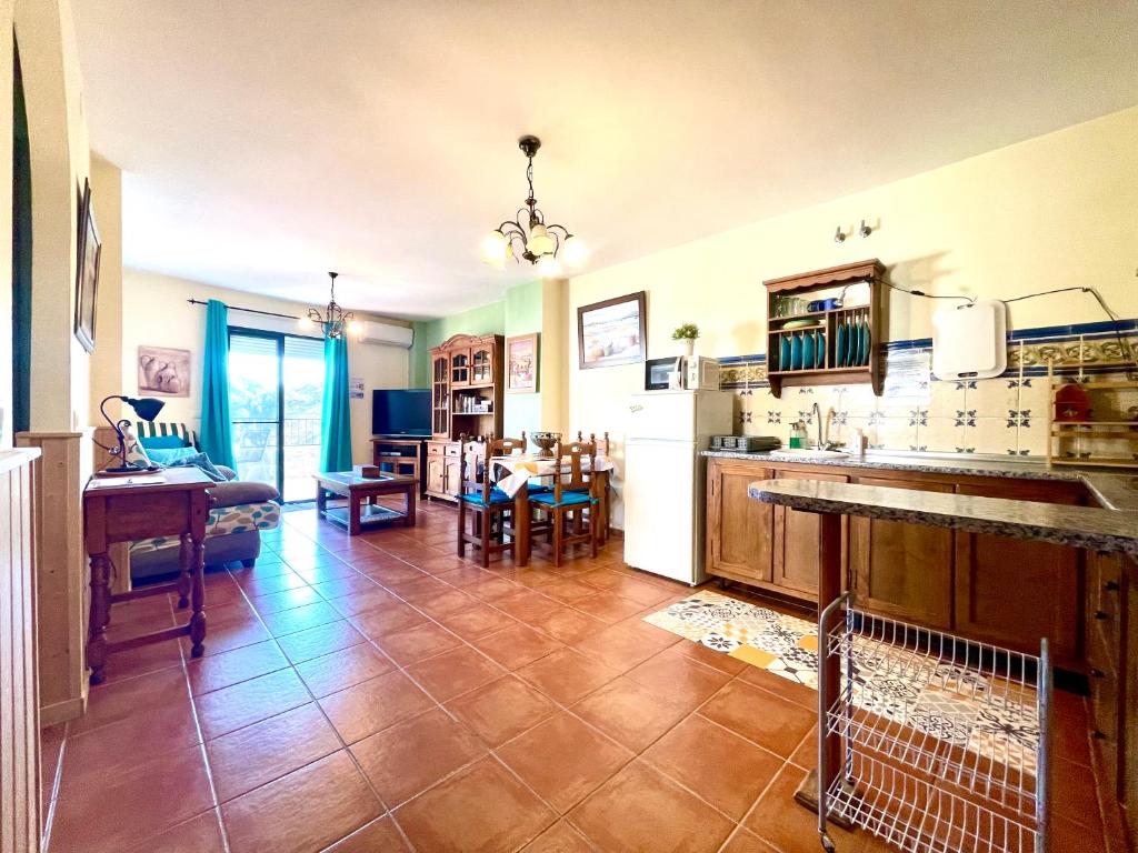 Kuchyň nebo kuchyňský kout v ubytování Apartamentos Axarquia , Frigiliana, terraza privada con vistas a la montaña rio y al mar
