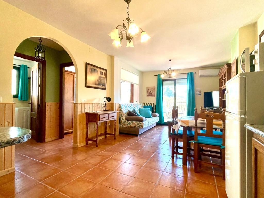 TV a/nebo společenská místnost v ubytování Apartamentos Axarquia , Frigiliana, terraza privada con vistas a la montaña rio y al mar
